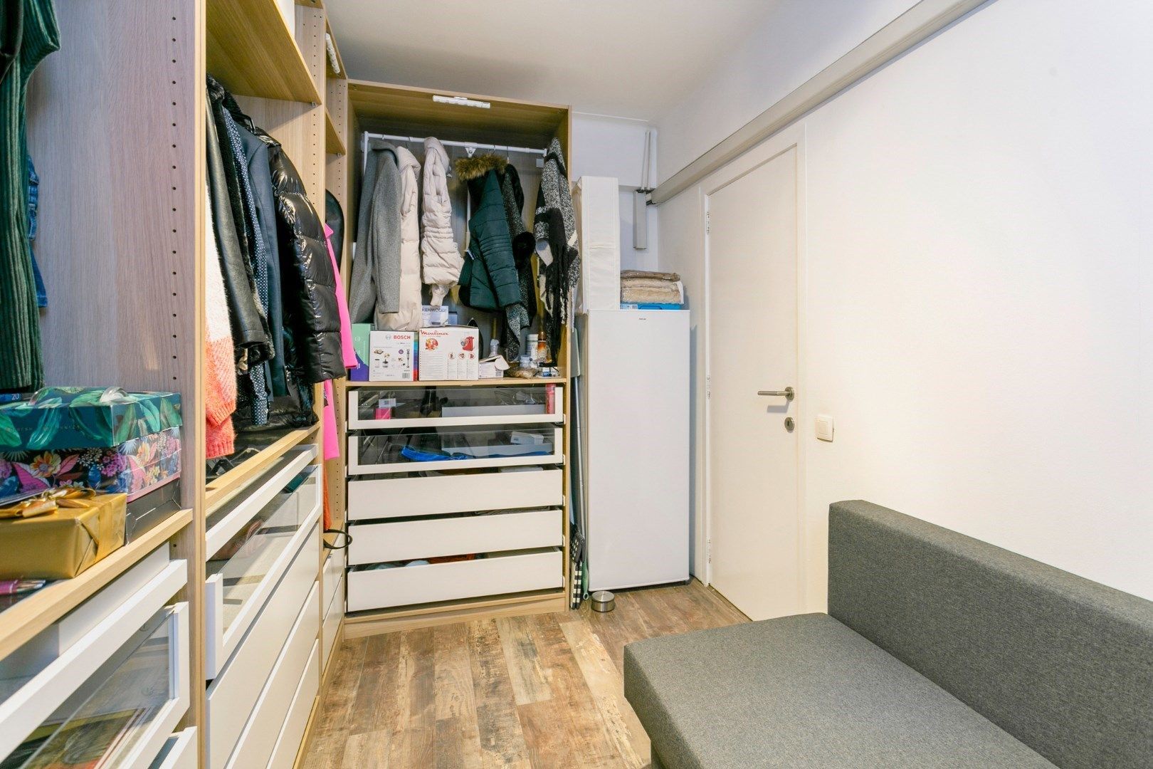 Geheel gerenoveerd appartement met 2 slpk's + dressing (bew. opp. van ca. 108 m²), 2 kelders, autostaanplaats  op een centrale locatie te Merksem! foto 11