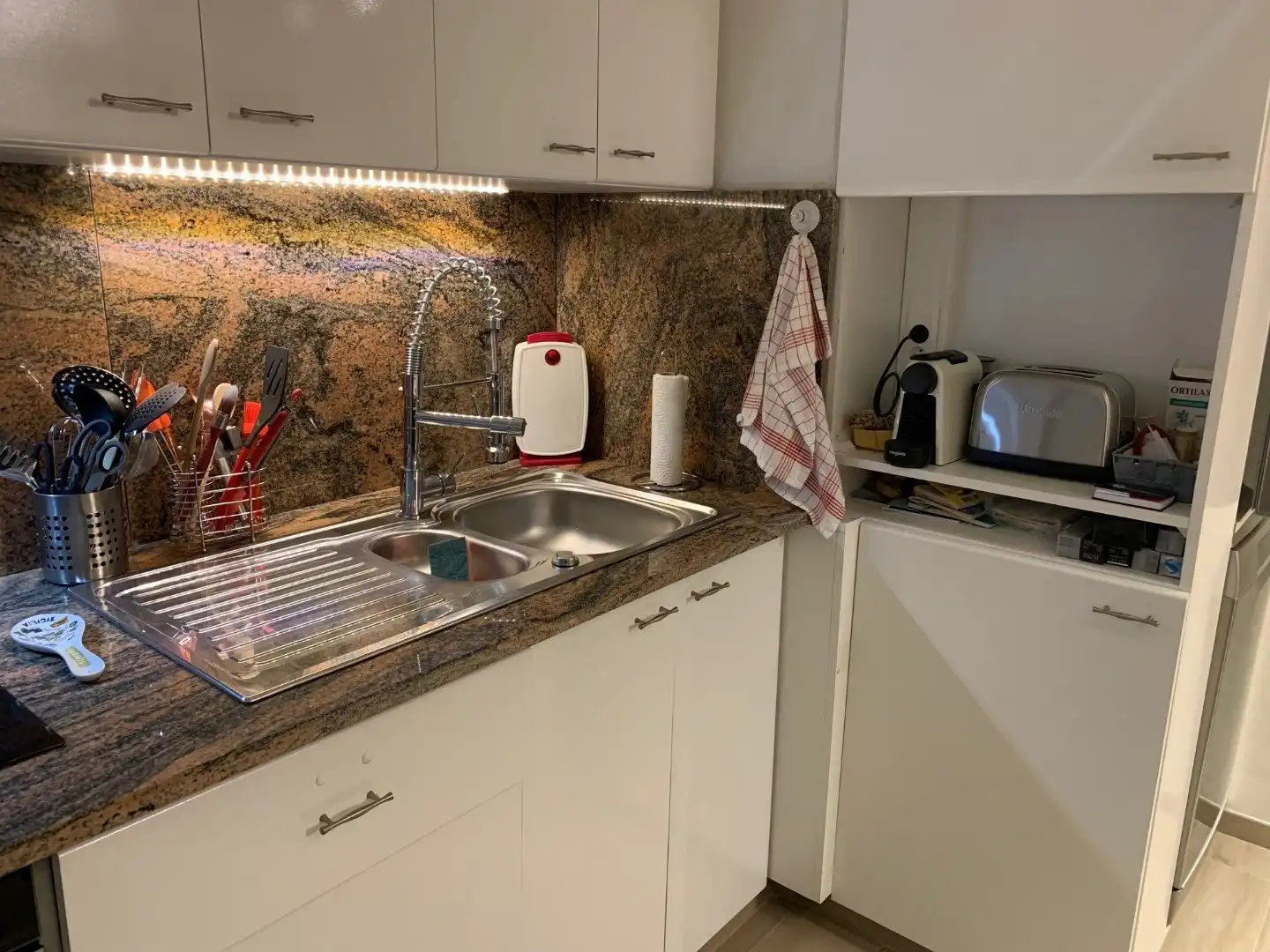 Gemeubeld tweeslaapkamerappartement met terras vlak aan de Zeedijk Oostende foto 7