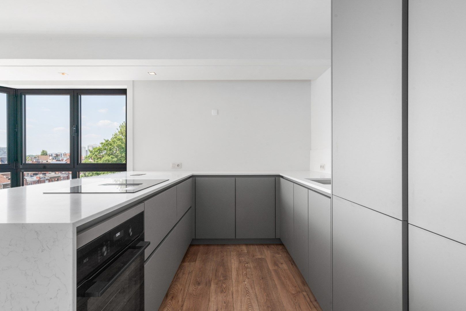 Instapklaar ruim hoek appartement met prachtig open zicht foto 4
