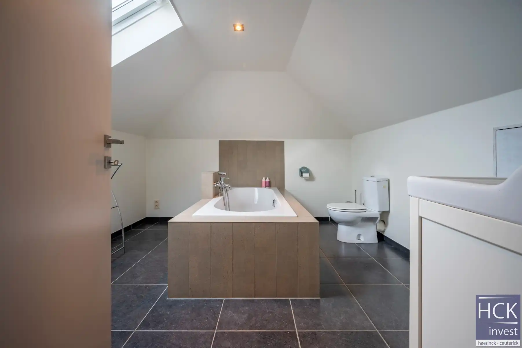 KRUISHOUTEM - Instapklare en prachtig gelegen woning met 4 SLPK. én zwembad foto 22