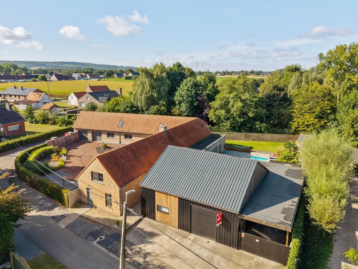 Instapklare en energiezuinige villa met zwembad en loods aan de voet van de Vlaamse Ardennen met heel veel privacy foto 2