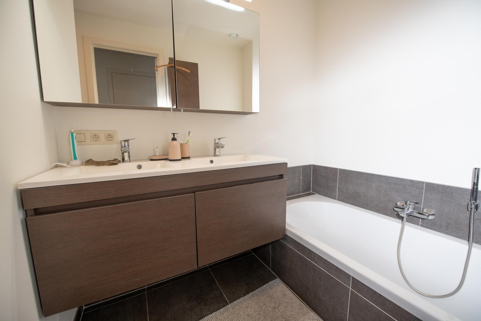 Instapklaar appartement met 2 slaapkamers! foto 9