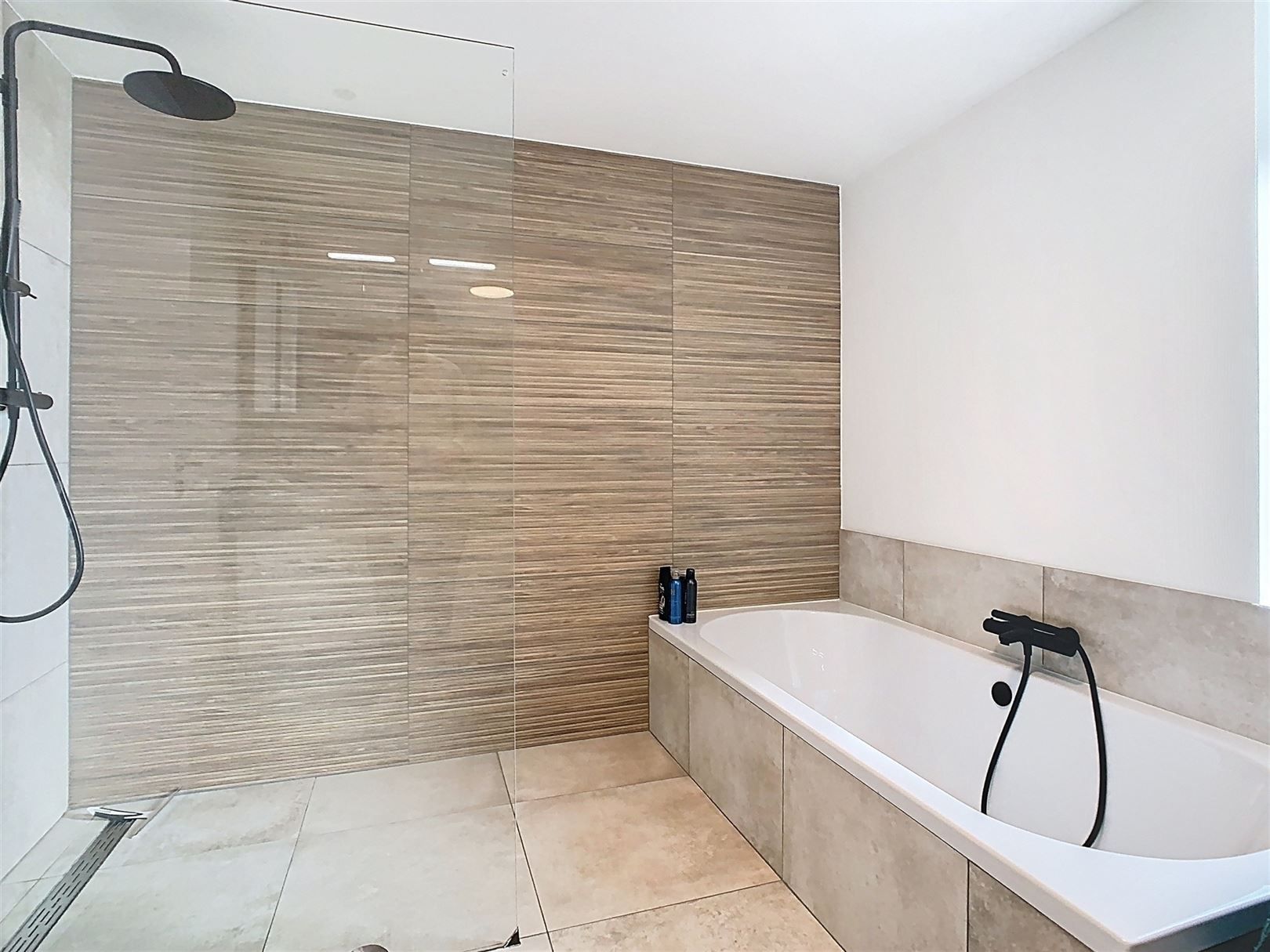 GERENOVEERDE WONING MET ZICHT OP DE VAART!  foto 13