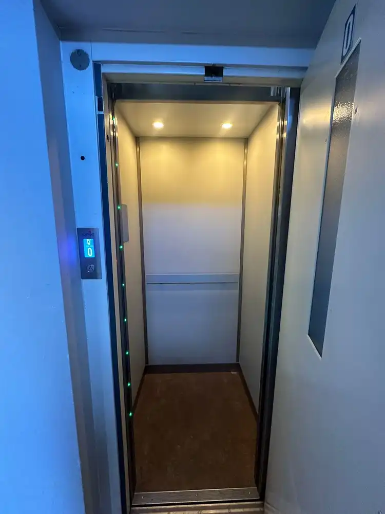 1 SLK APPARTEMENT OP EEN TOPLACTIE IN HET CENTRUM VAN NEERPELT IN EEN KLEINE BLOK MET LIFT EN EEN AFSLUITBARE GARAGE! foto 3