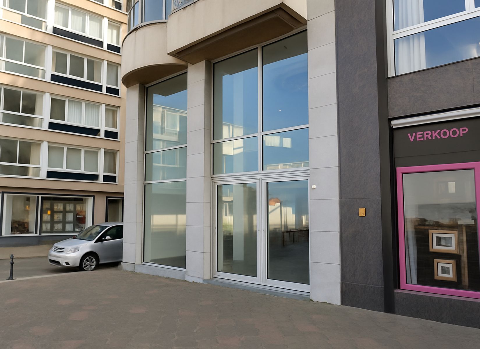 Zeedijk Het Zoute handelspand te huur op toplocatie  foto {{pictureIndex}}