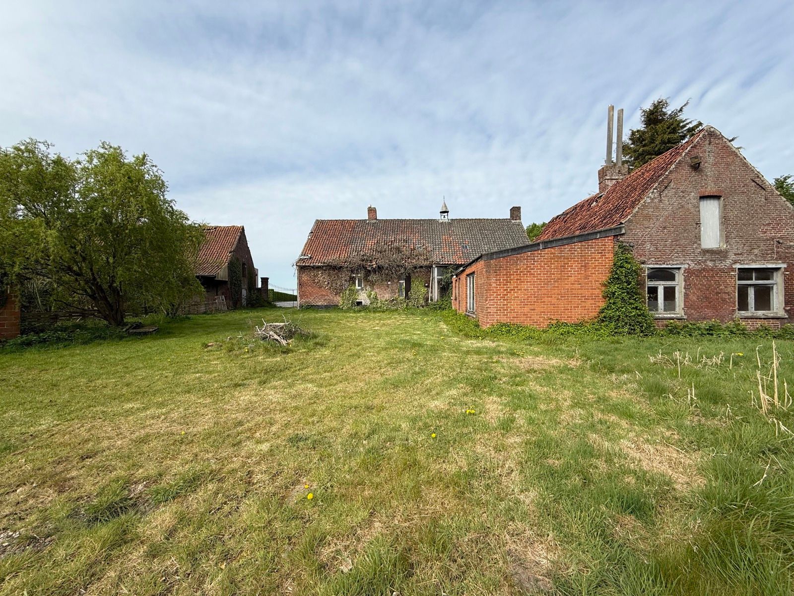 Te renoveren hoeve met woning en verschillende bijgebouwen foto 2