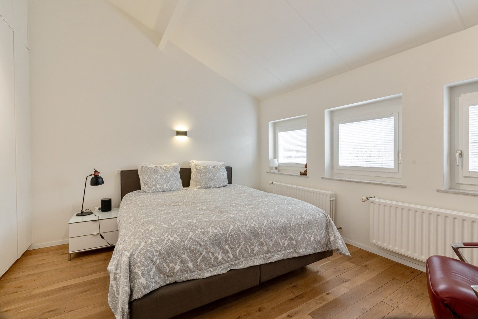 Verrassende villa met luchtig interieur en grote tuin foto 20