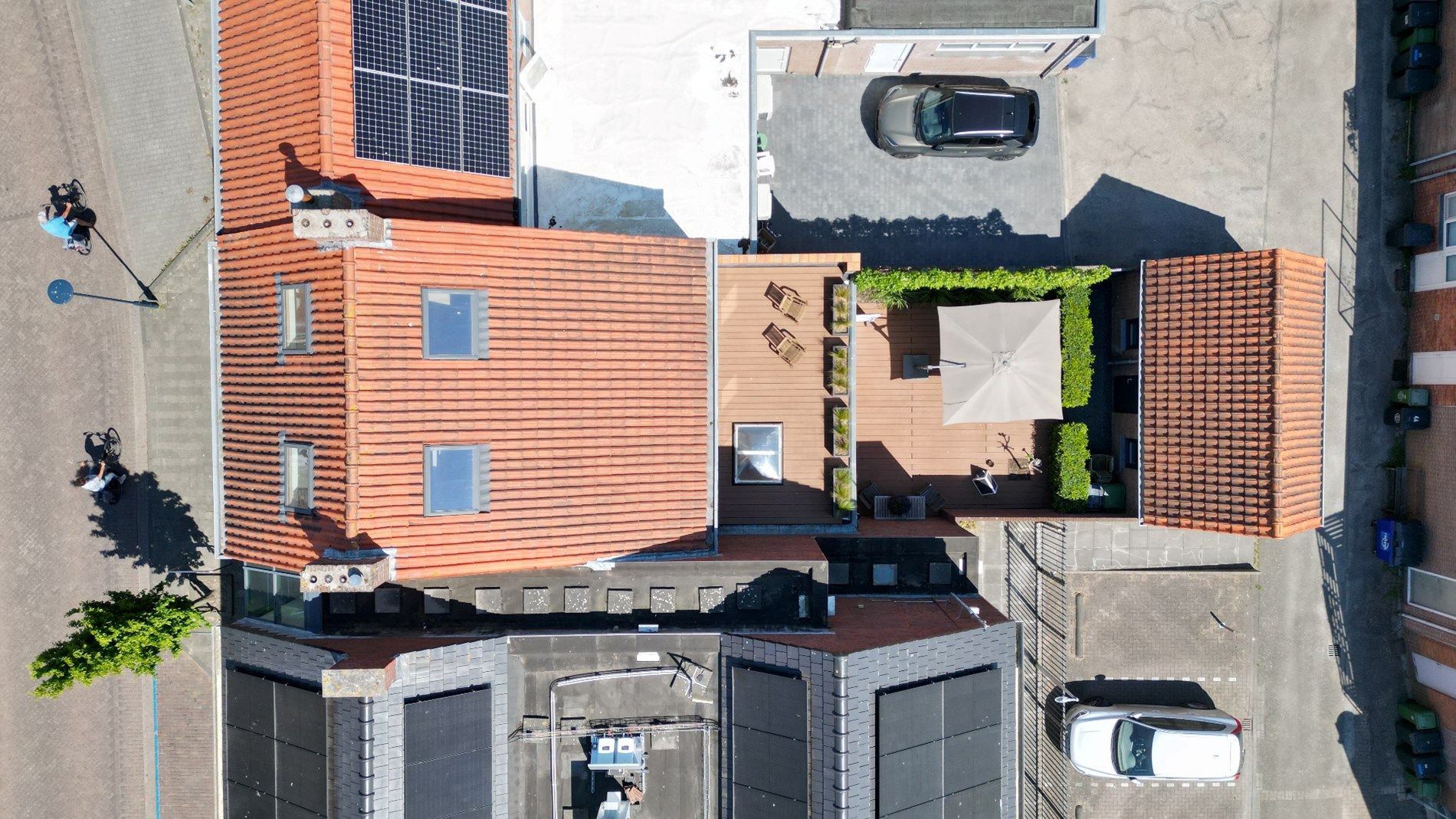 Smaakvolle en grote stadswoning met vrijstaande garage voor het hele gezin foto 4