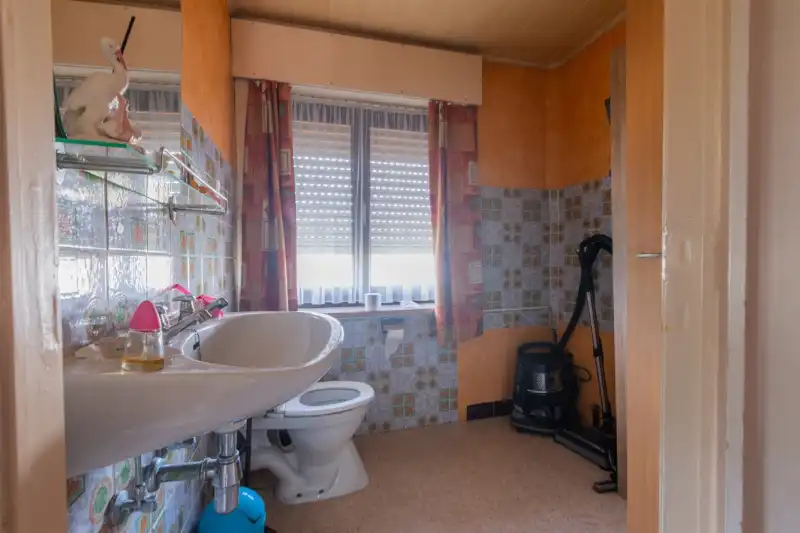 Rustig gelegen, te moderniseren woning met 3 slaapkamers (meer mogelijk), tuin en grote garage op 288m². foto 11
