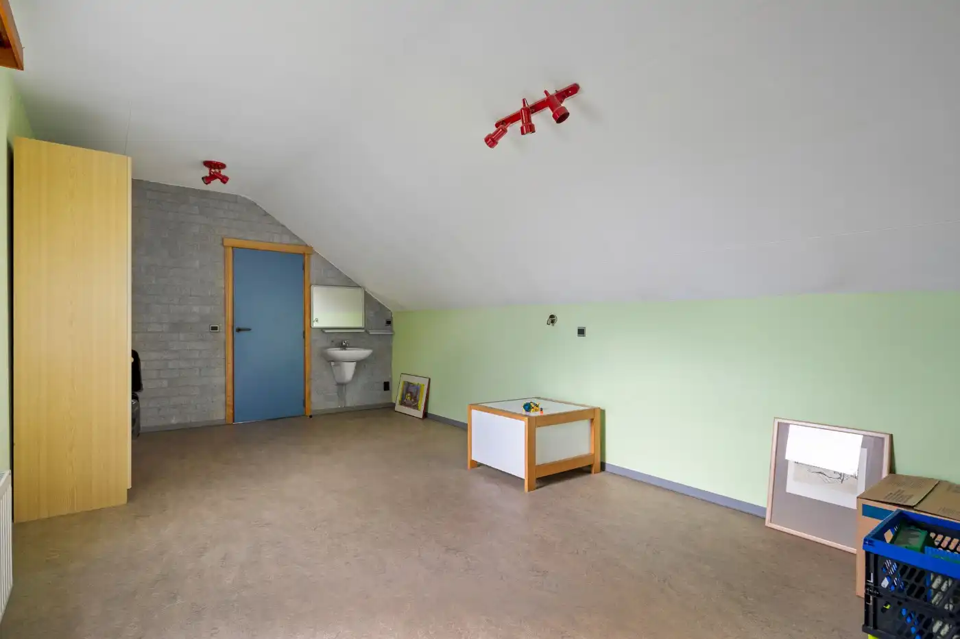Vrijstaande architectenwoning met 5 slpk., atelier en dubbele garage op ruim perceel met zicht op de velden foto 23