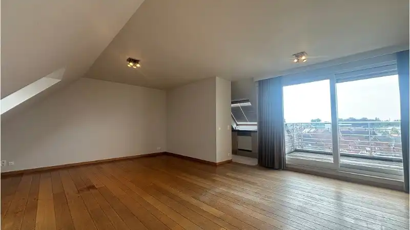 Prachtig Dakappartement met 2 slaapkamers en TERRAS te koop in Roeselare foto 2