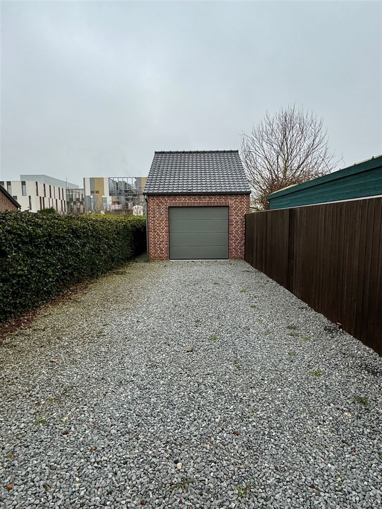 Prachtig duplex-appartement met 3 ruime slaapkamers, groot terras en aparte garage, rustig gelegen nabij het centrum van Maaseik. foto 22