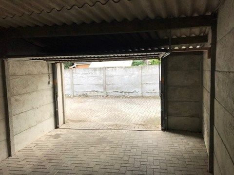 Garagebox met staanplaats voor kleine wagen in centrum foto 5