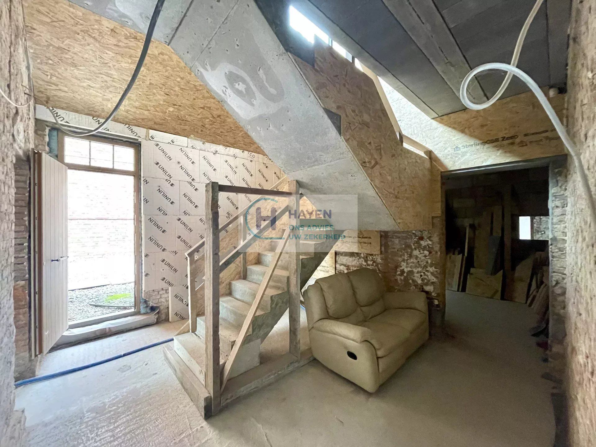 Zeer ruime woning in afwerkingsfase met veel potentieel op een groot perceel van 2.140m² foto 17