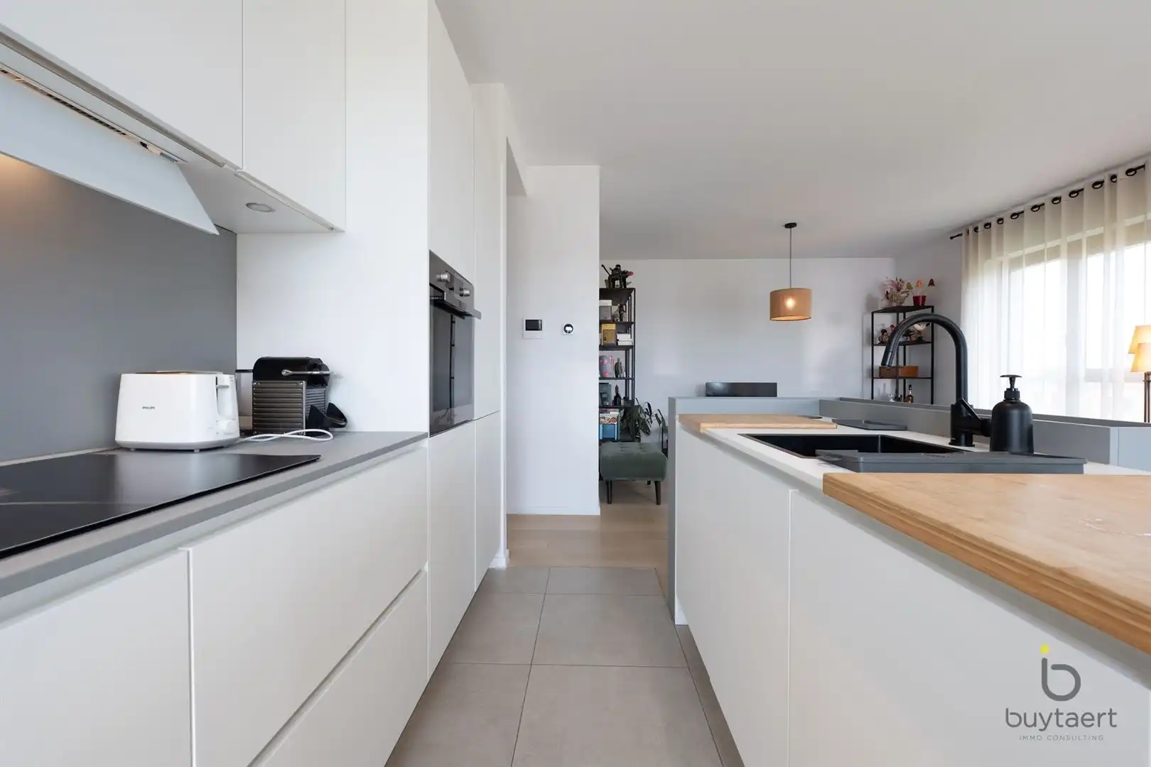 WONEN IN STIJL: een knap 2-slaapkamer appartement op de 3de verdieping met terras te Deurne-Zuid! foto 12