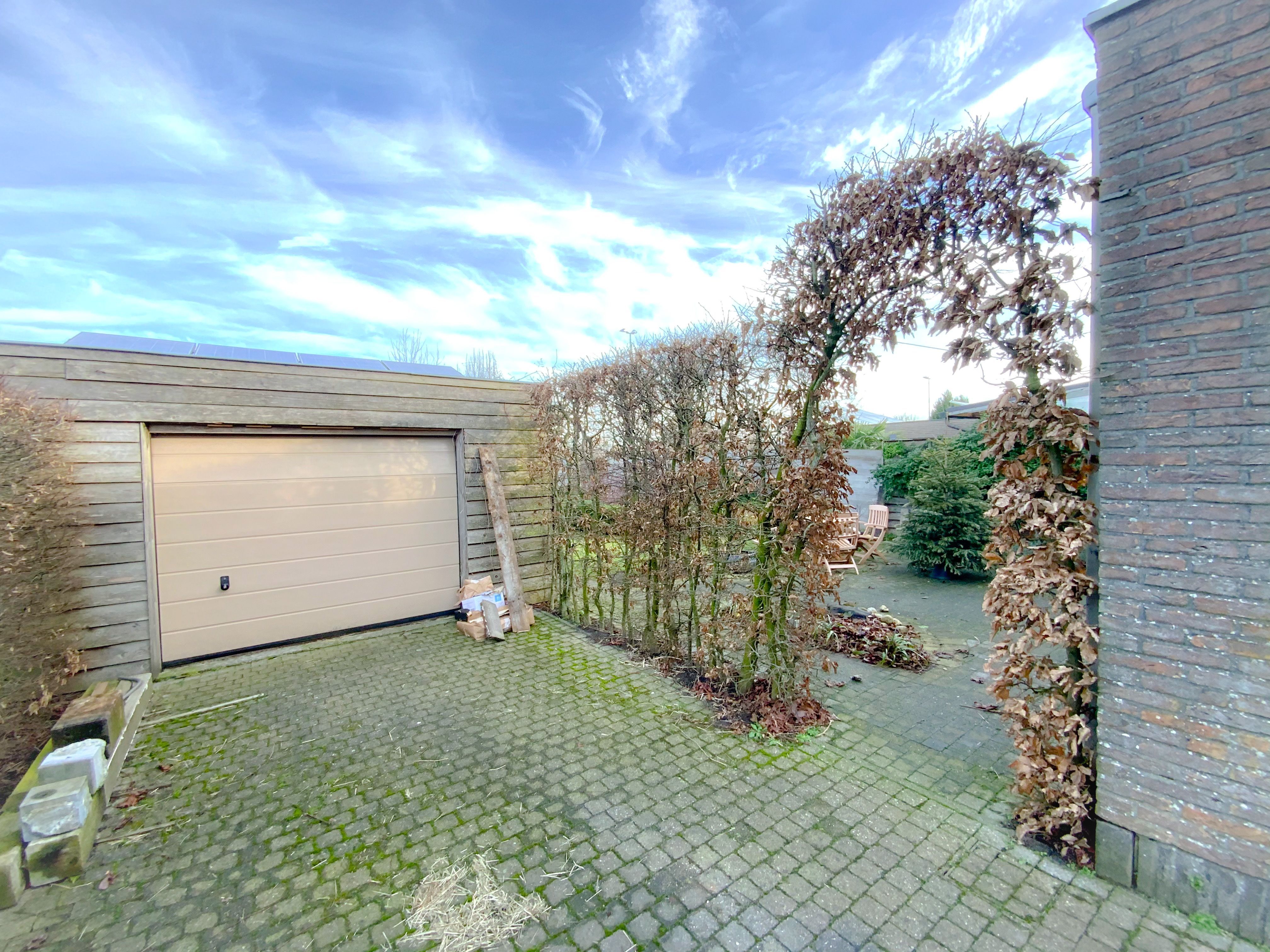 Ruime halfopen vierslaapkamerwoning te Oosteeklo foto 12