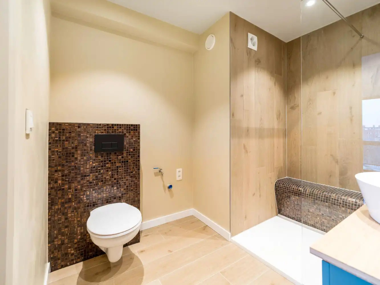 Gerenoveerde serviceflat op 4e verd. met 1 slpk. en terras foto 10