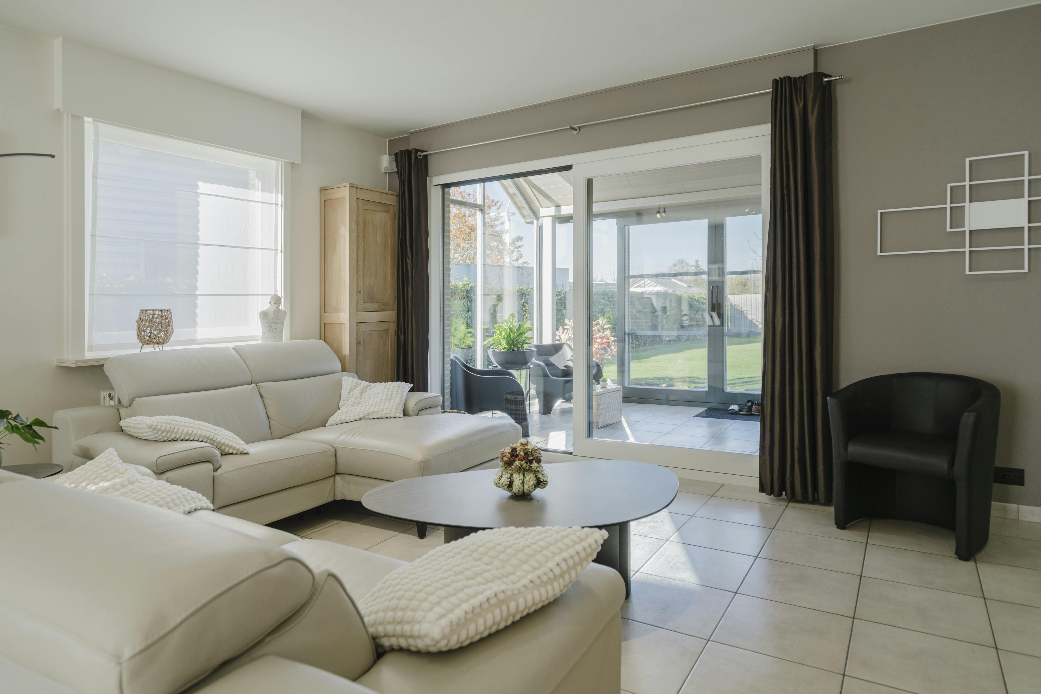 Ruime villa met 6 kamers te koop in Sint-Eloois-Vijve foto 4