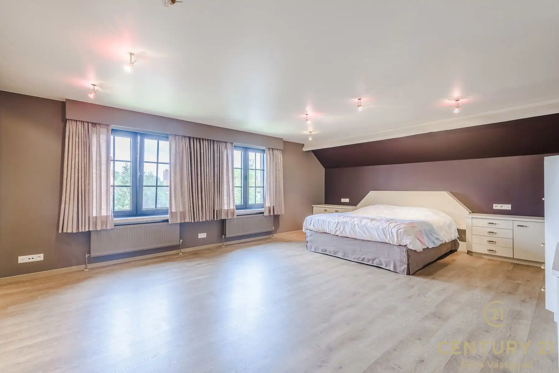 Unieke woning met magazijnen,  zwembad en conciergewoning foto 20