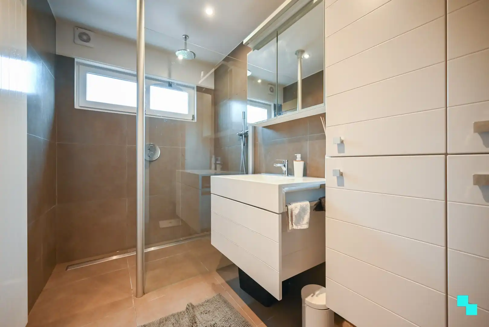 Ruime, instapklare gezinswoning met vier slaapkamers en dubbele garage, vlakbij centrum Izegem foto 19