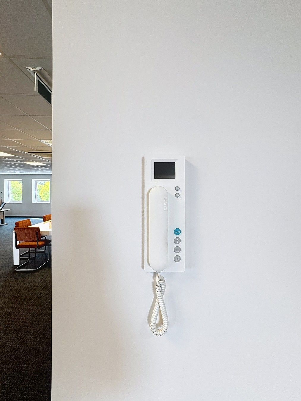 Instapklare KANTOORRUIMTEN (436m²) voorzien van alle comfort (databekabeling, airco,...) en private parkeergelegenheid. Vlot bereikbaar via Expresweg van Brugge! foto 5