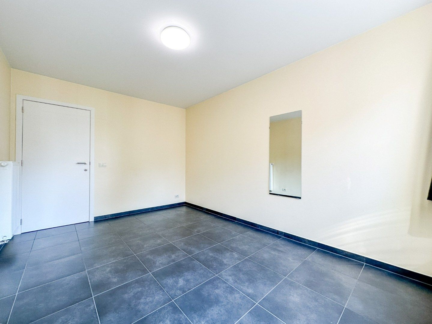 Instapklaar energiezuinig appartement hartje Eernegem, met zonnig terras en garage, topligging. foto 11