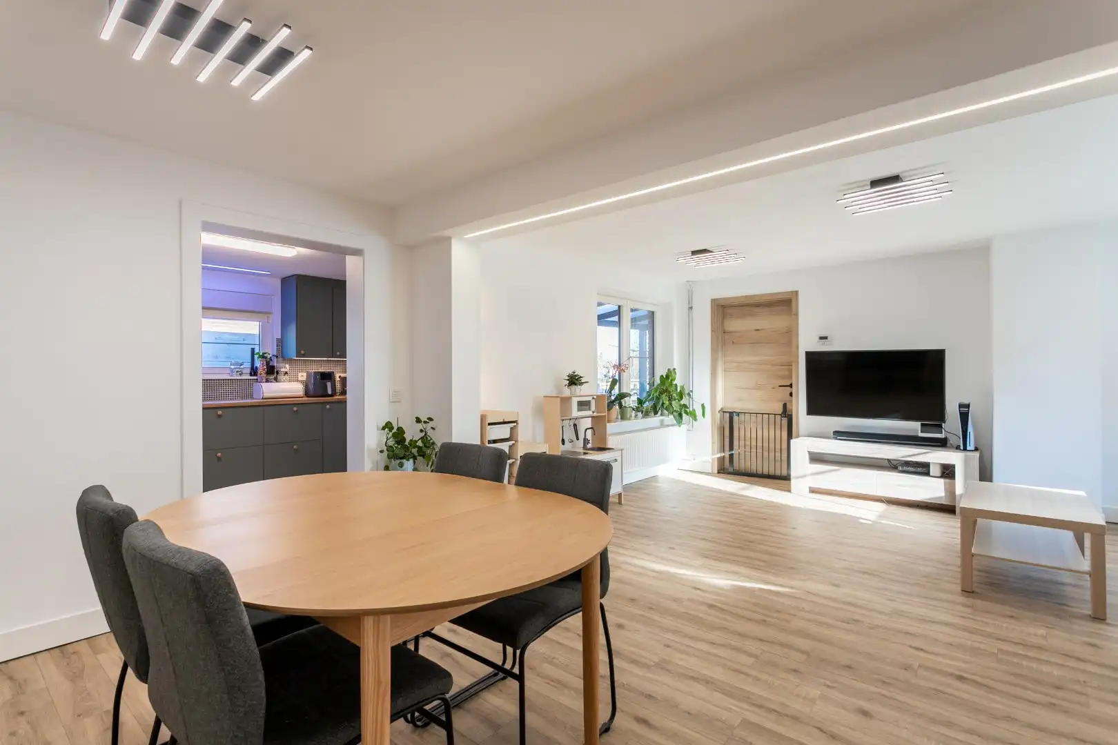 Instapklare woning met 3 slaapkamers, tuin en 2 garages.  foto 4