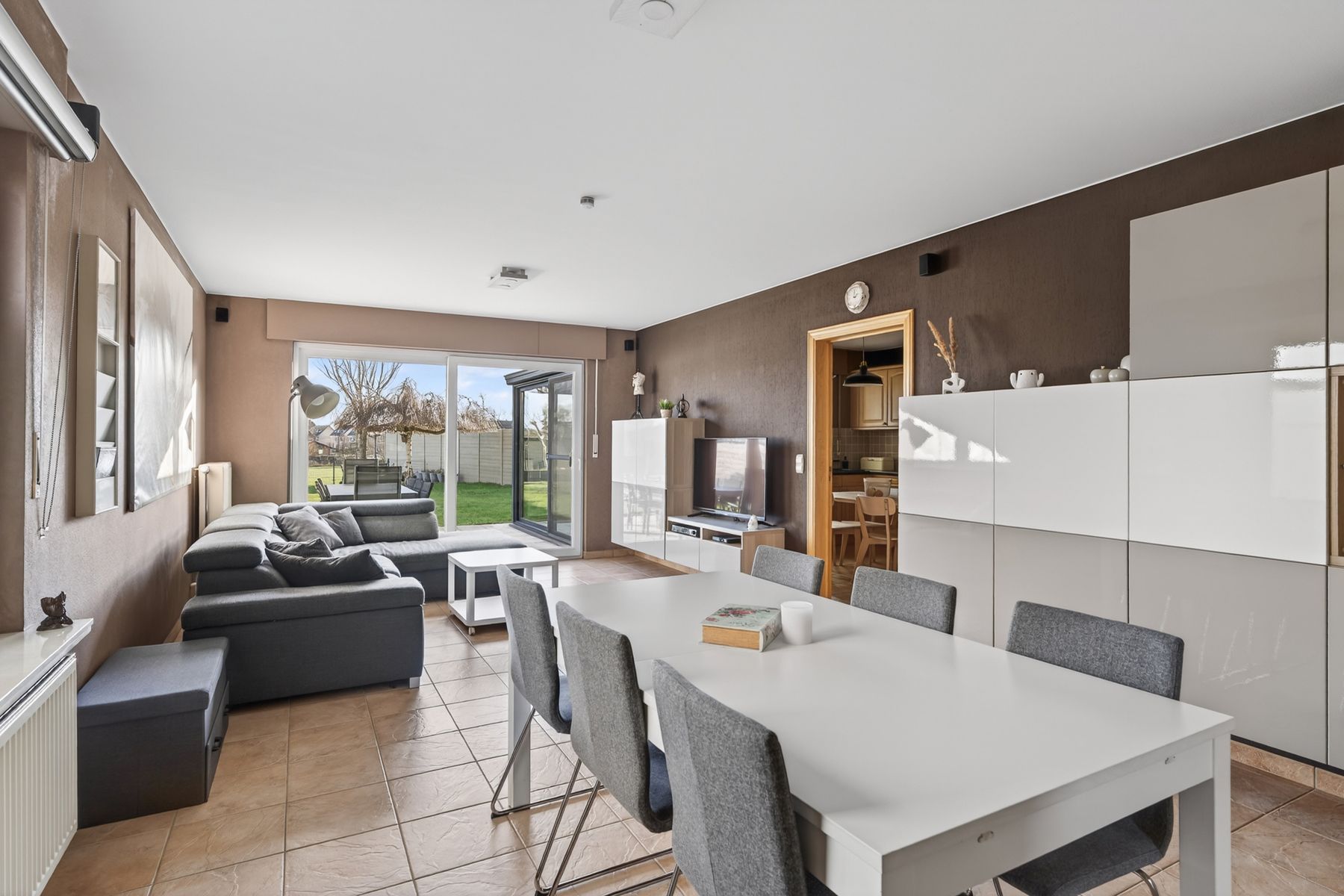 Verzorgde gezinswoning met 3 slaapkamers, tuin en open zicht foto {{pictureIndex}}