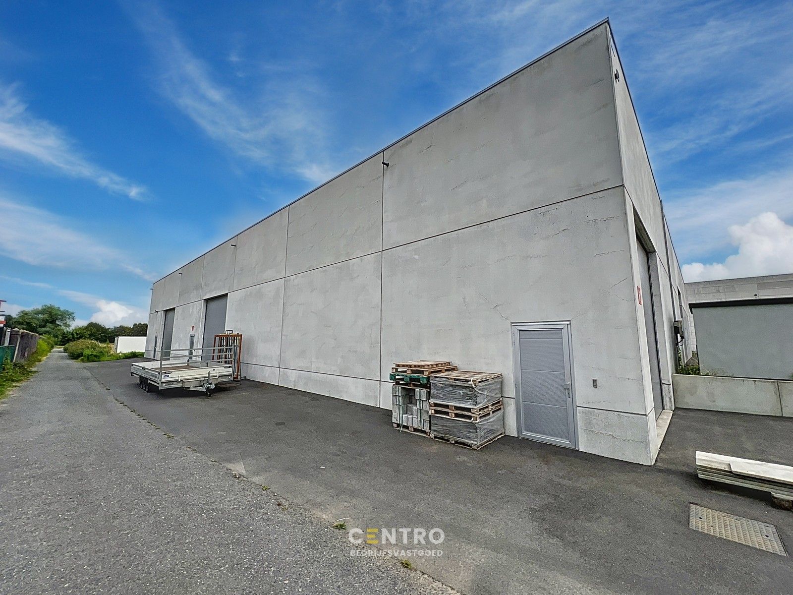 Instapklare LOODS (216m²) voorzien van sectionaalpoort (4,5 x 4,5m) met aparte loopdeur en VH van 7m. Op industriezone te Houthulst! foto 3