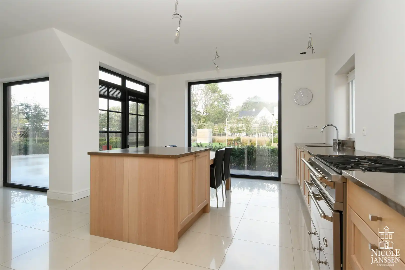 Schitterend landhuis in pastoriestijl met prachtige tuin op een rustige locatie foto 16