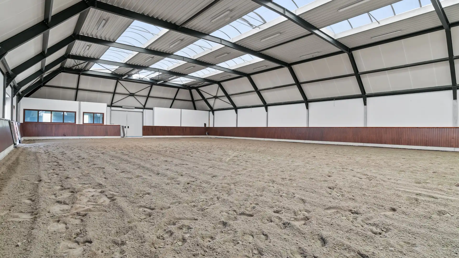 Exclusief hippisch eigendom met binnen- en buitenpiste, paardenstallen foto 10