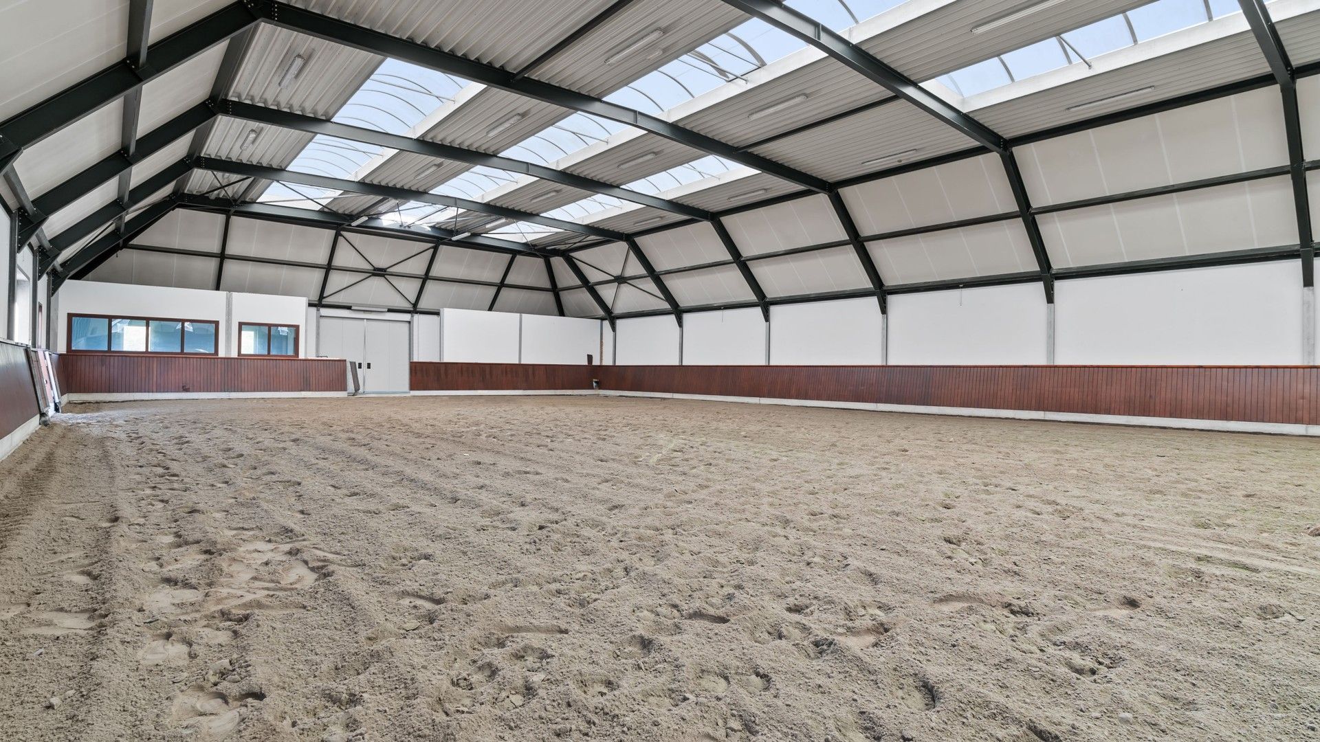 Exclusief hippisch eigendom met binnen- en buitenpiste, paardenstallen foto 10