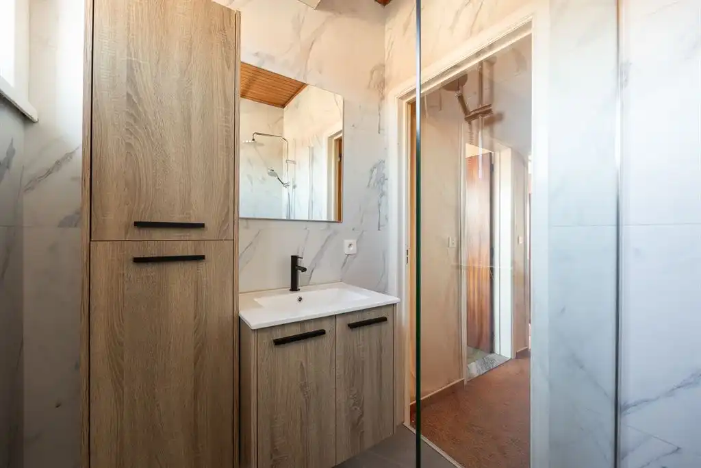 Bel-étage woning met oprit en  ruime tuin foto 9