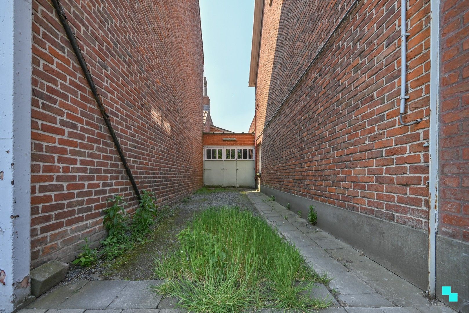Eéngezinswoning met garage en achteruitweg in het hartje van Sint-Eloois-Winkel foto 3