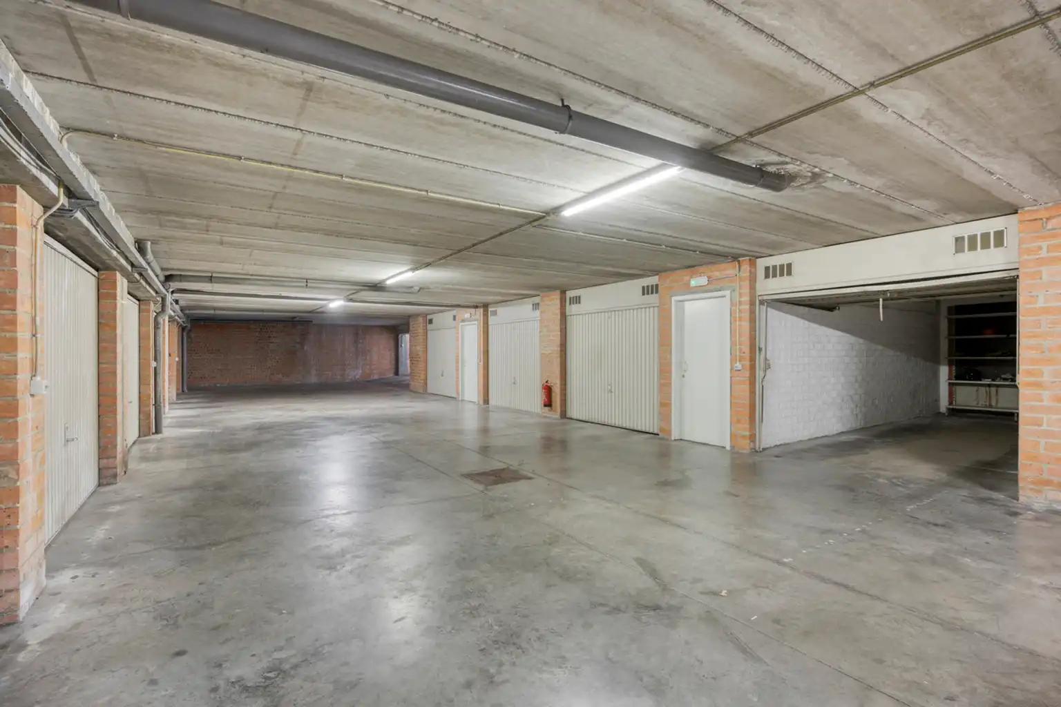 Ruim 3-slaapkamerappartement met garage  foto 18