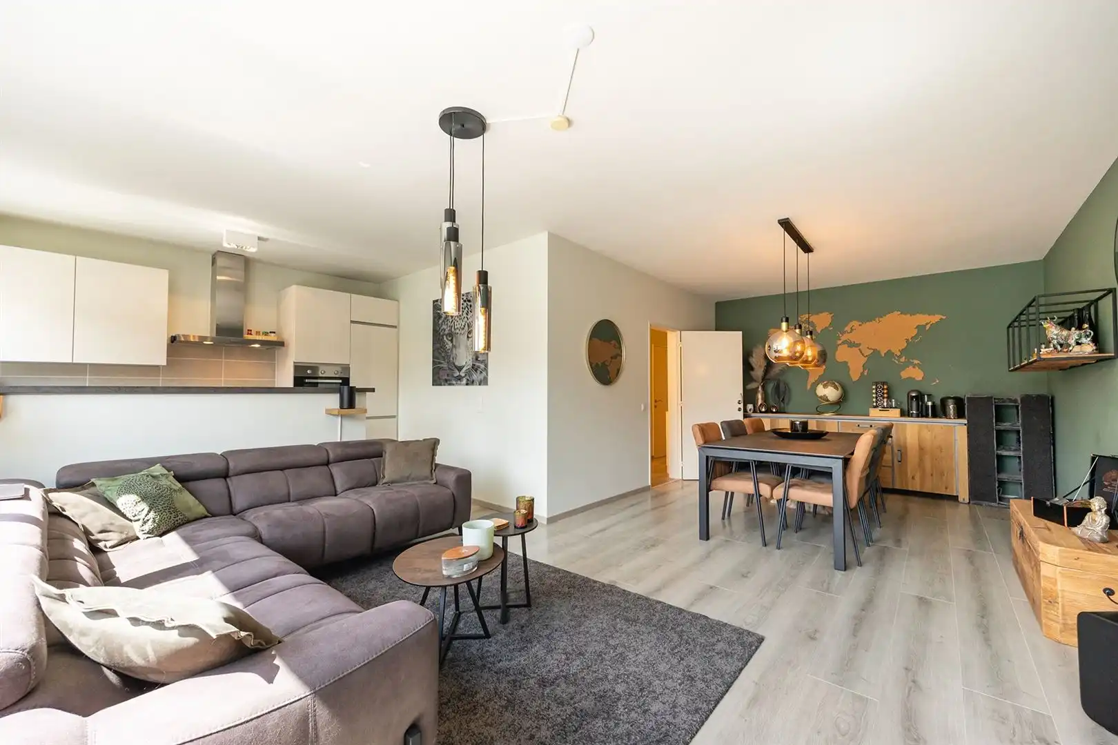 Lichtrijk appartement met 2 slaapkamers, terras en garage foto 3