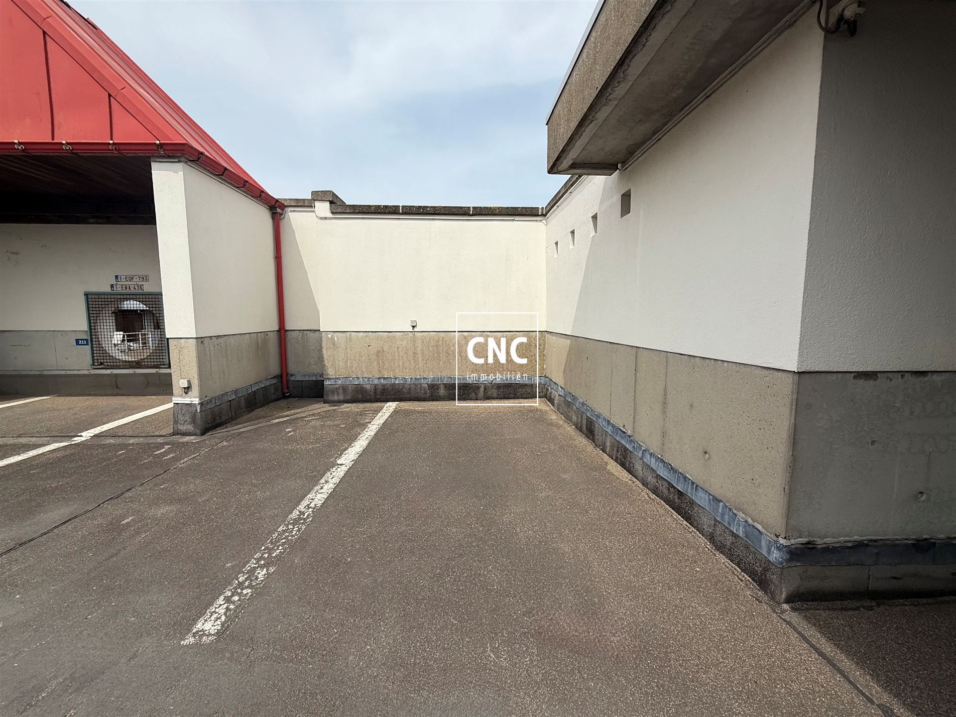 Centrale autostaanplaats in openlucht nabij de Lippenslaan foto 3