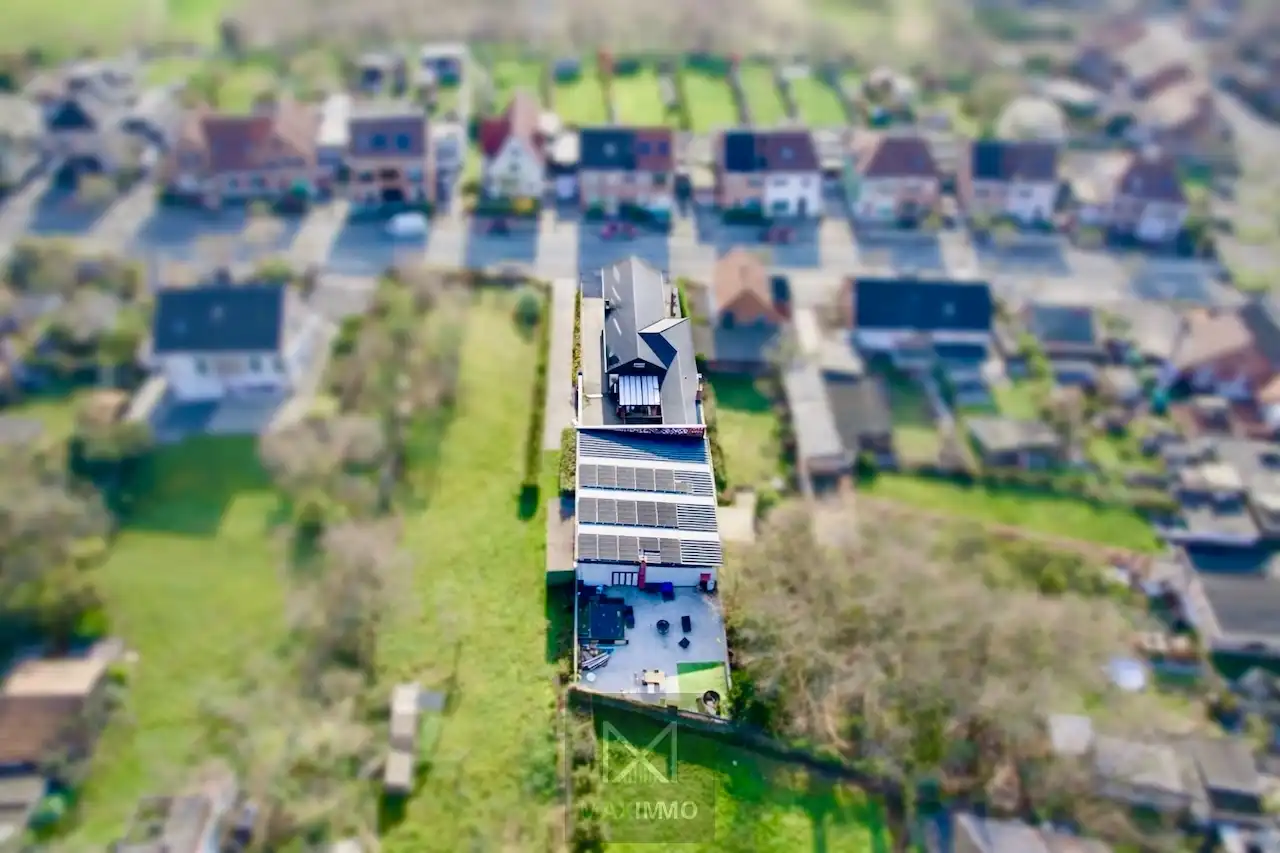 Volledig instapklare gelijkvloerse eigendom met loods van 180 m² op topligging foto {{pictureIndex}}