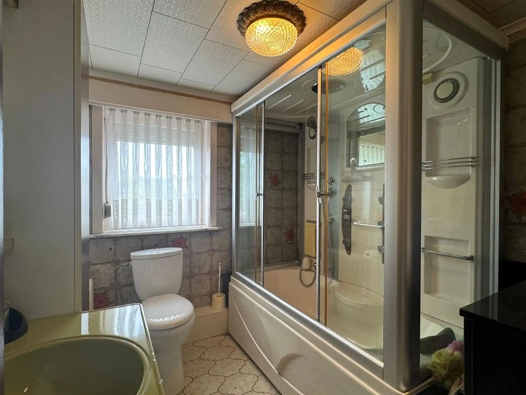 Ruime woning met drie slaapkamers en grote garage foto 7