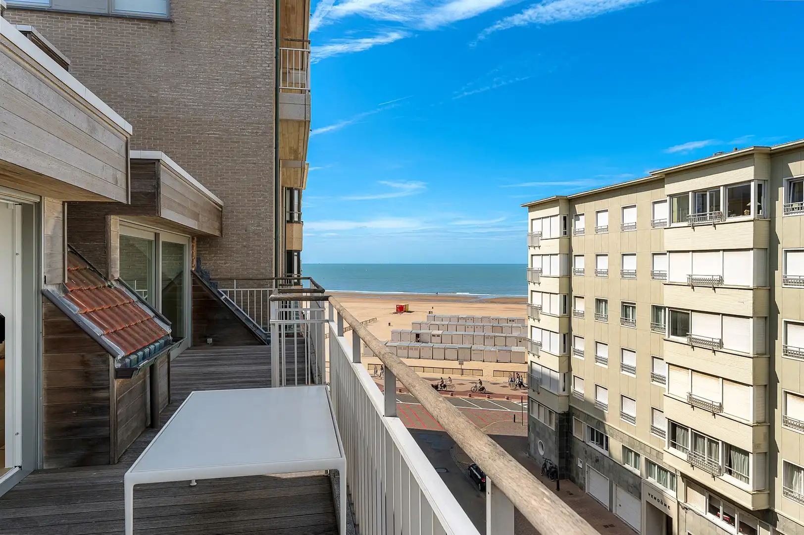 Sublieme zonnige penthouse met ruime terrassen en zijdelings zeezicht. foto 2