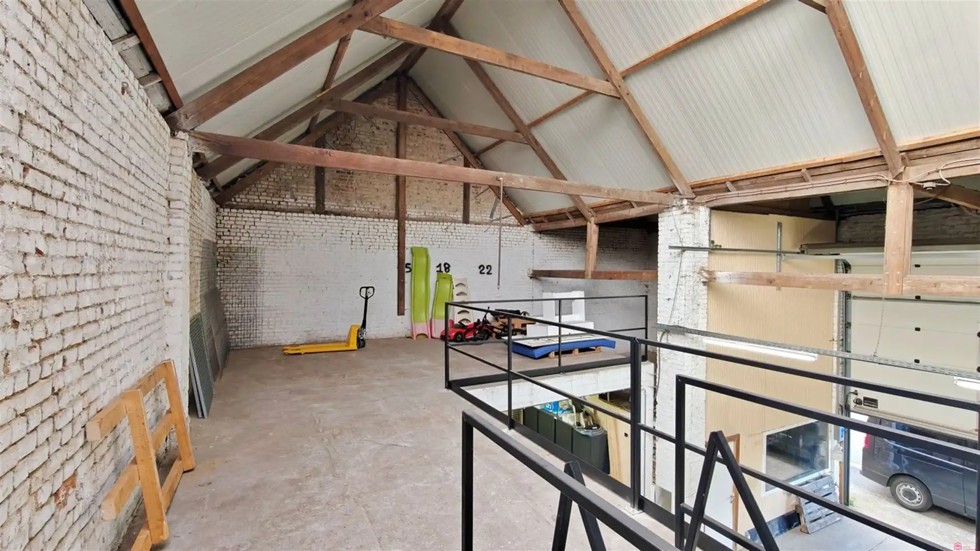 Goed gelegen magazijn/loods te Kortrijk foto 8