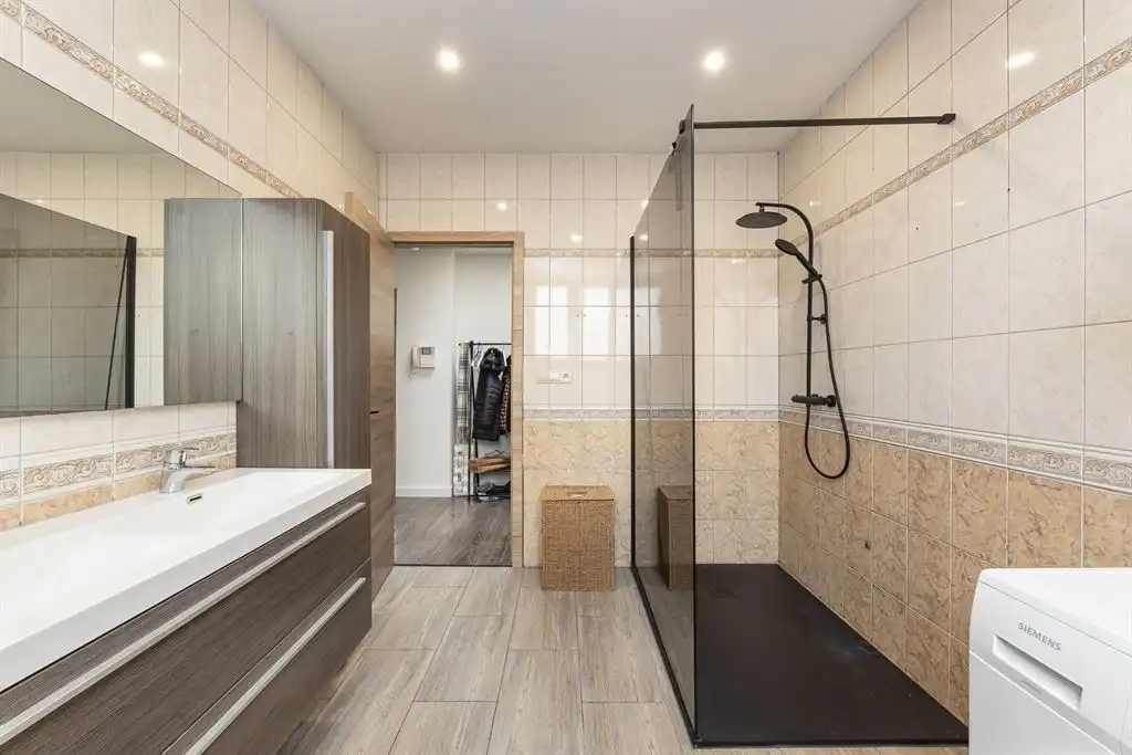 Magazijn met woning foto 27