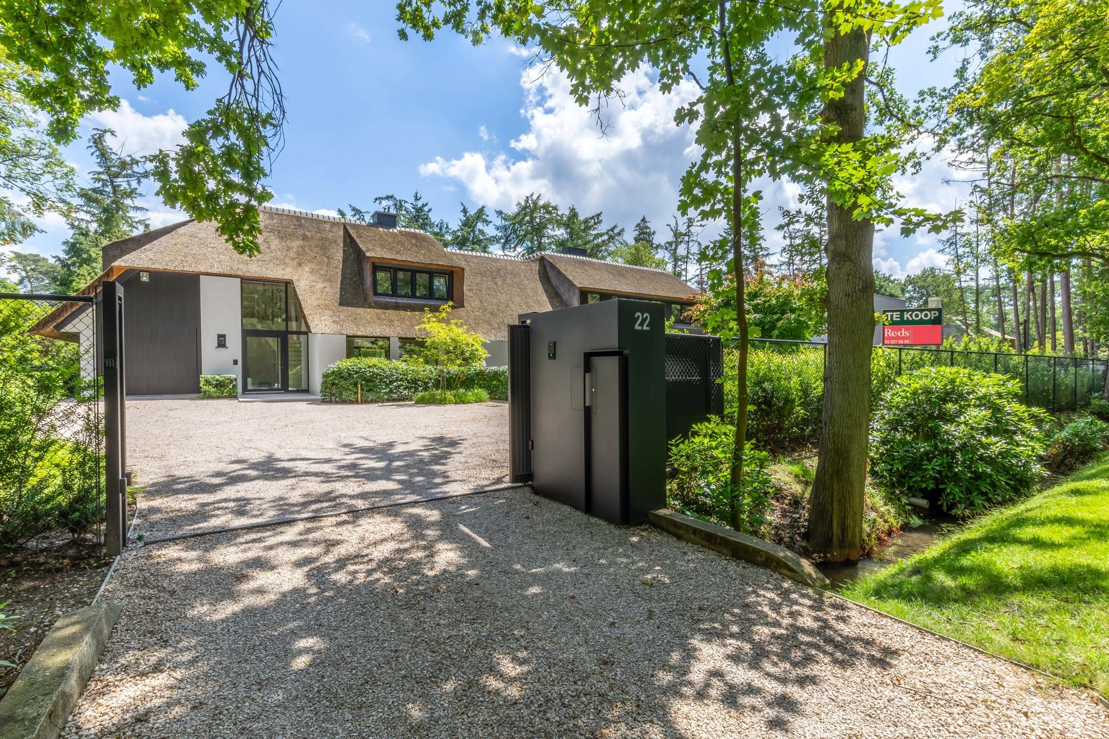 Luxe gerenoveerde villa met binnenzwembad op een topligging! foto 3