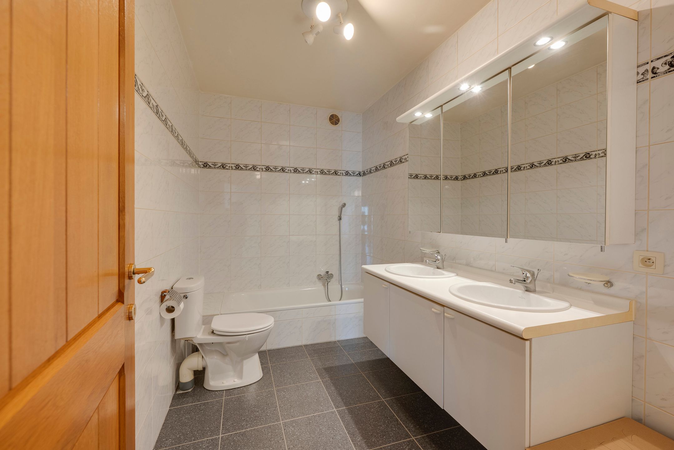 Leuk appartement met 2 terrassen en garagebox foto 12