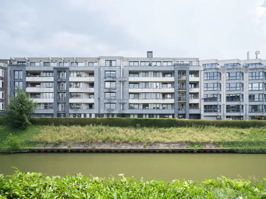 Appartement met 3 slaapkamers, aangenaam terras en autostaanplaats met prachtig en open zicht over de Leie. foto 15