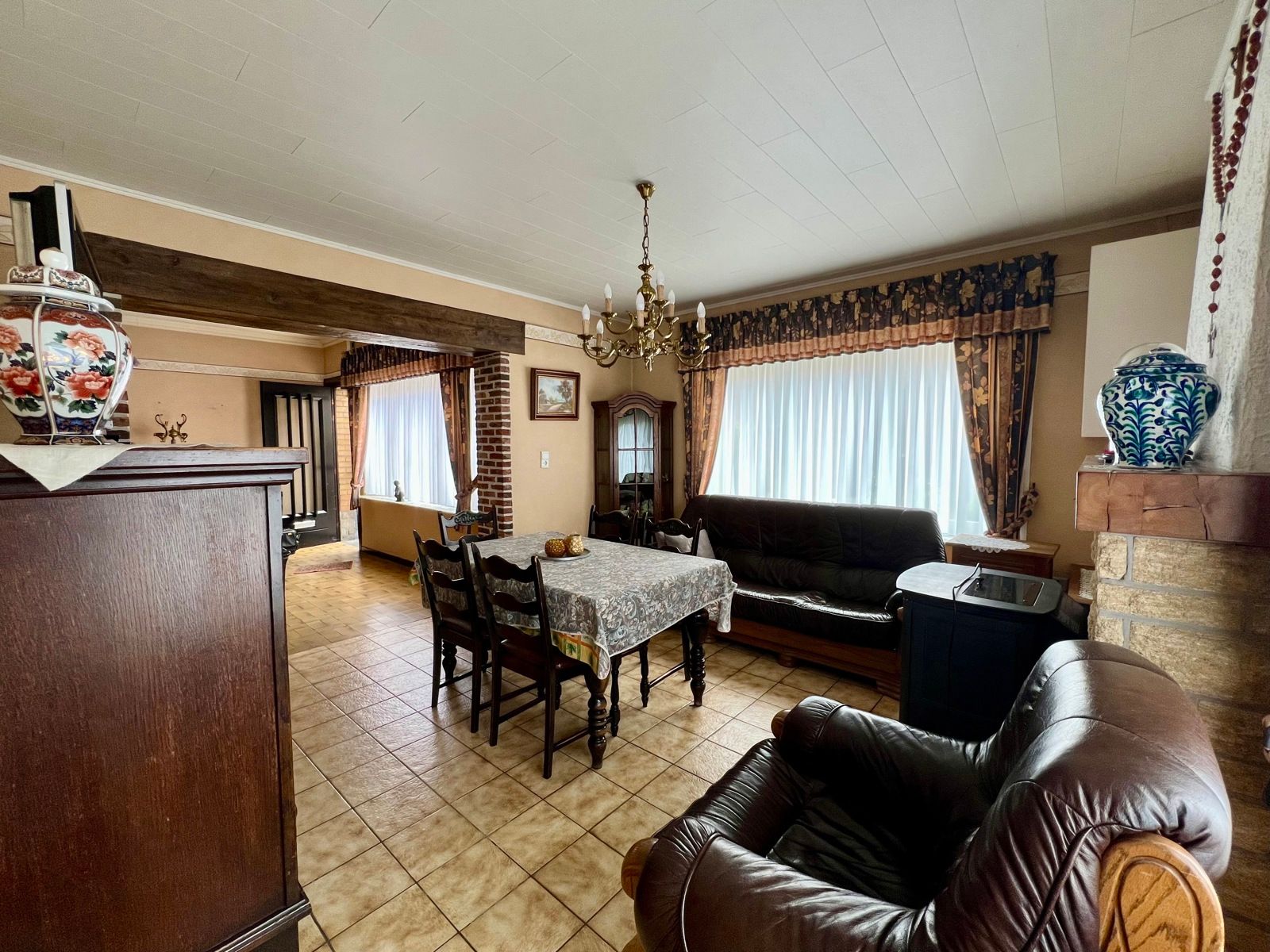 Hoeve met woning, stal en schuur met authentieke elementen. foto 7