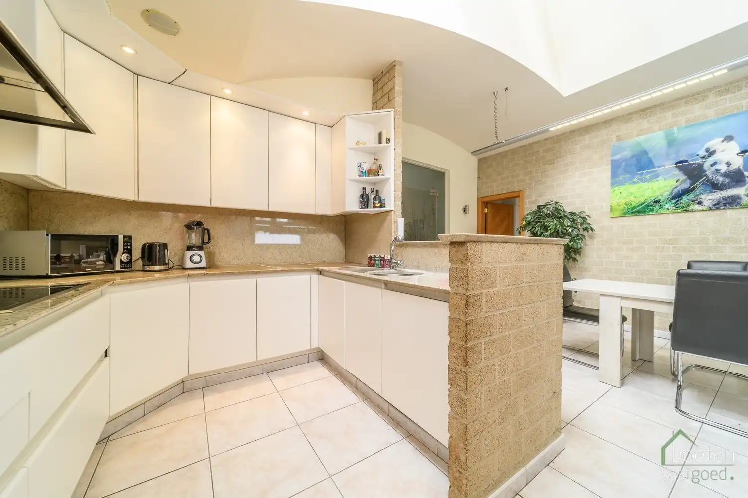 ALVERINGEM: instapklare beenhouwerij met woonst (4 slpks), ruim zonneterras/tuintje en garage in het hart van Alveringem. foto 17