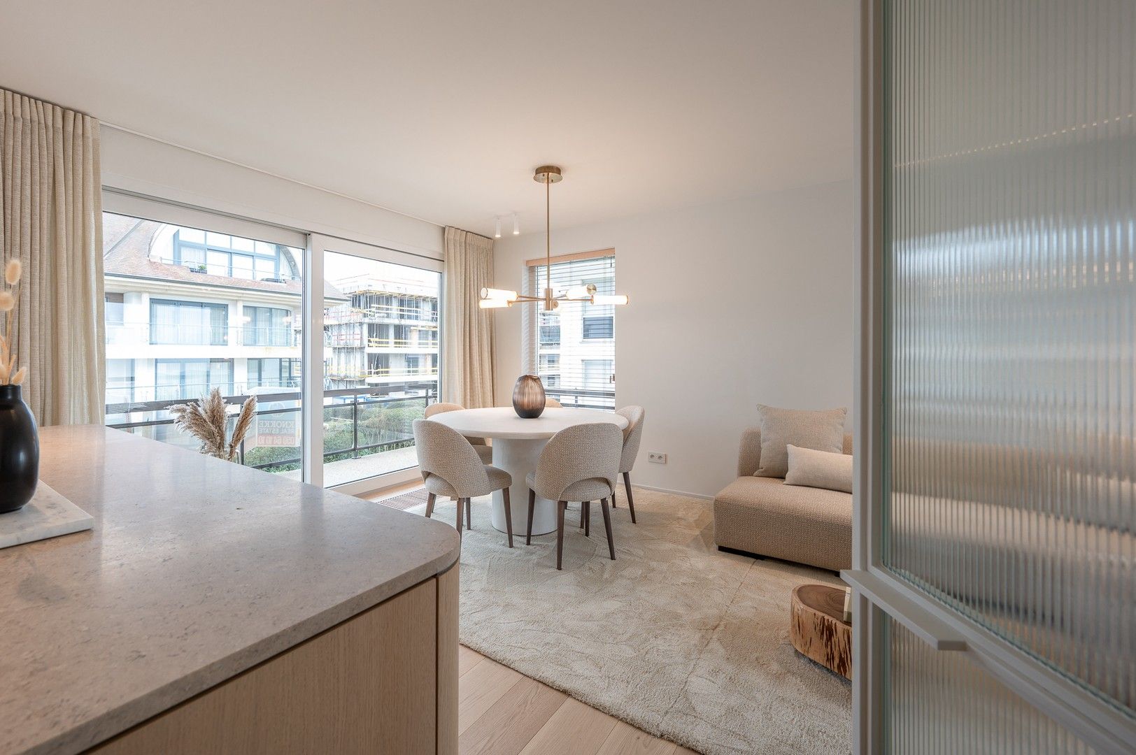 Luxueus gerenoveerd hoekappartement met zeezicht vlakbij de wandeldijk in het Zoute. foto 4