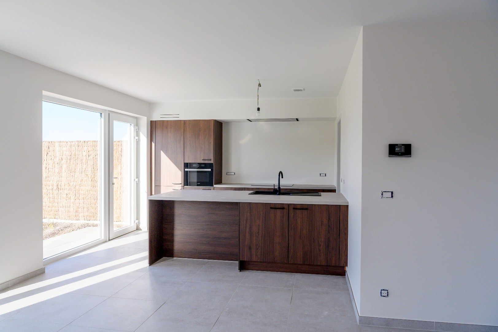 INSTAPKLARE NIEUWBOUWWONING MET 3 SLPKS | GARAGE EN TUIN foto 3