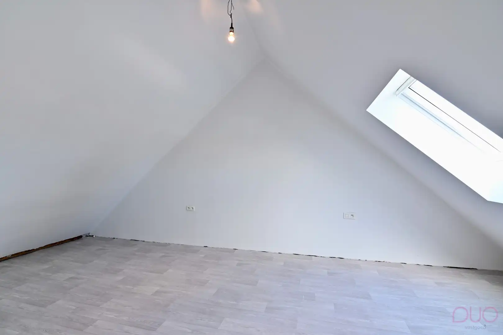 Rustig gelegen gezinswoning met vier slaapkamers en dubbele garage foto 19